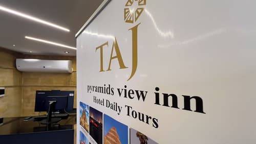 Taj pyramids view inn, Reception