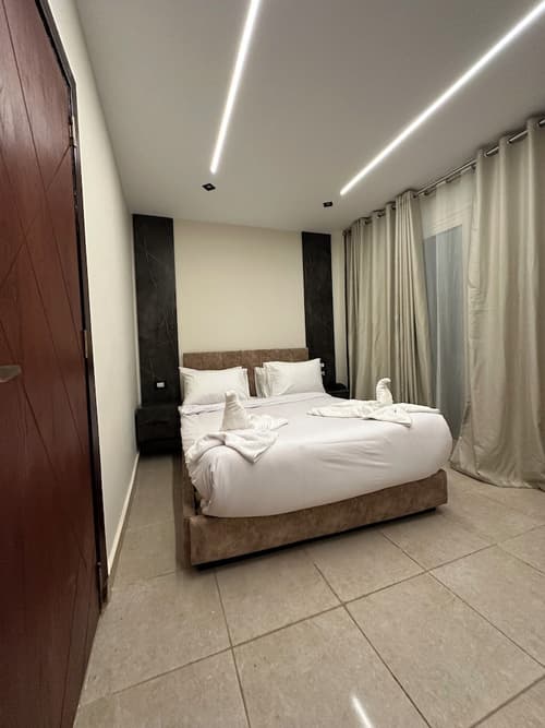 Taj pyramids view inn, Room