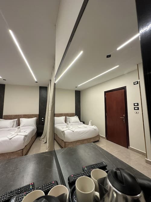 Taj pyramids view inn, Room