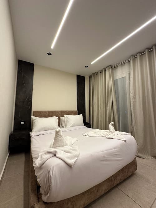 Taj pyramids view inn, Room