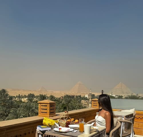 Taj pyramids view inn, Primary image