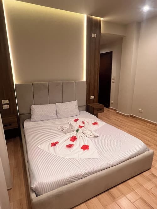 Pyramids Hills View, Room