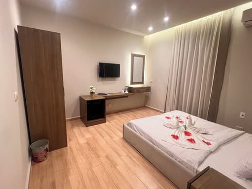 Pyramids Hills View, Room