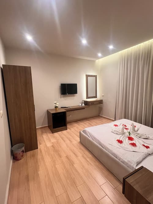 Pyramids Hills View, Room