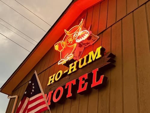 Ho Hum Motel, Exterior