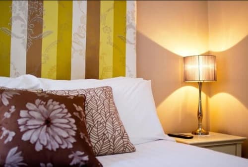 7 Cross Street, Room