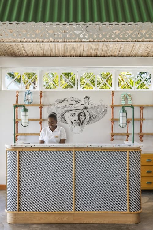 C Rodrigues Mourouk, Lobby