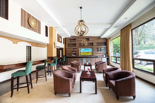 Heri Heights Hotel Apartments, SureStay Collection by BW, Lobby sitting area