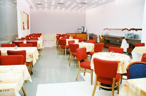 Hotel Tristar, Dining