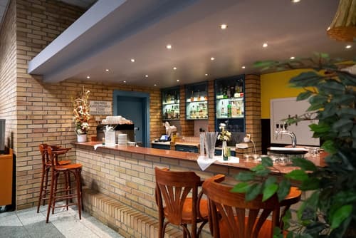 Hotel Artemis, Restaurant