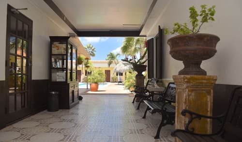 Arubiana Inn, Interior entrance