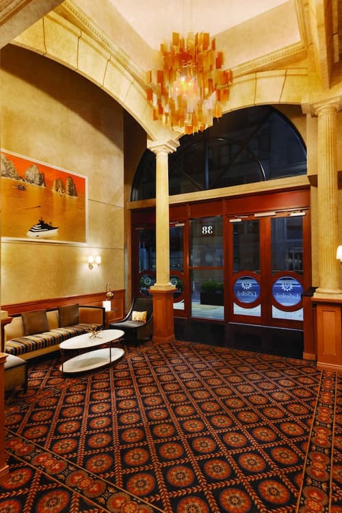 Executive Hotel Le Soleil New York, Interior entrance