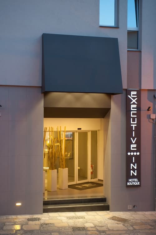 Hotel Executive Inn, Property entrance