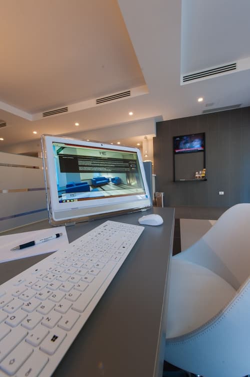 Hotel Executive Inn, Reception