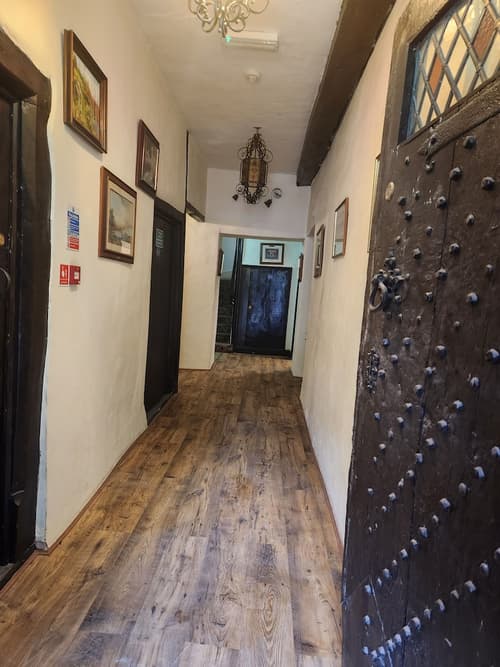 Langley Inn, Interior entrance