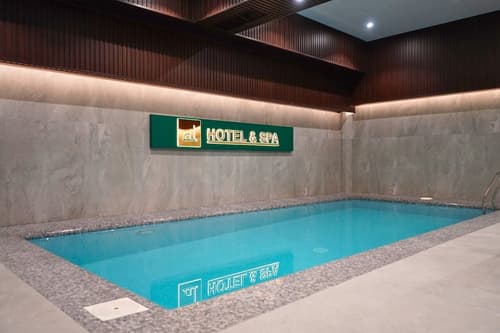 Al Anvar Hotel, Indoor/outdoor pool