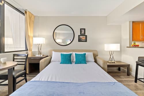 Aqua Palms Condo with City View, Room