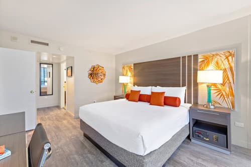 Aqua Palms Condo with City View, Room