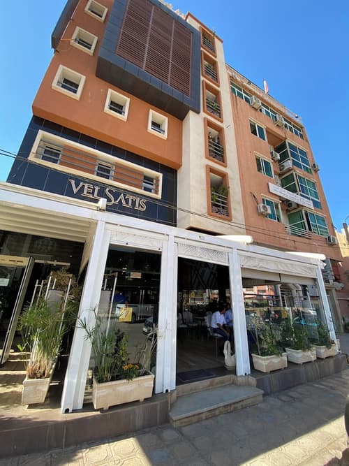 Velsatis, Front of property