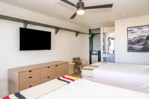 Big Bend Station, Room