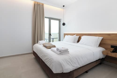 Rodos White, Room