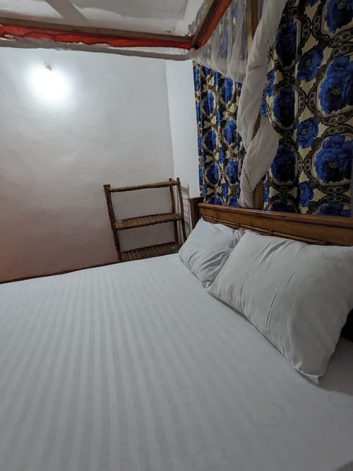 ndeni house paje, Room