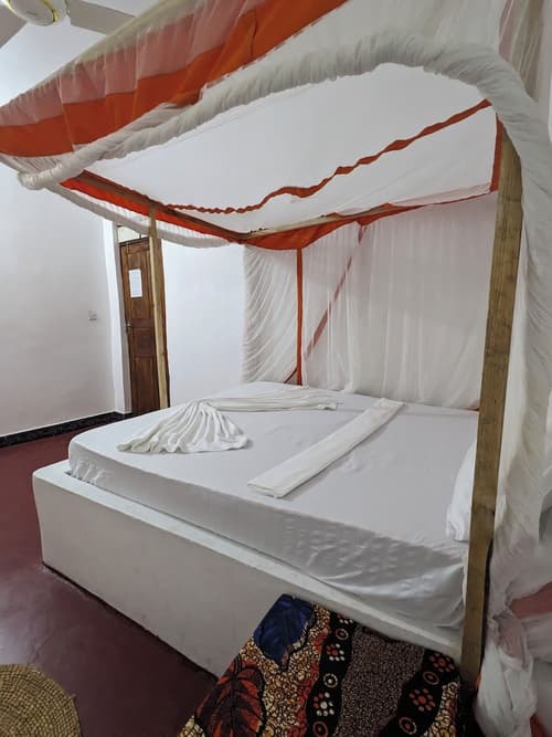 ndeni house paje, Room