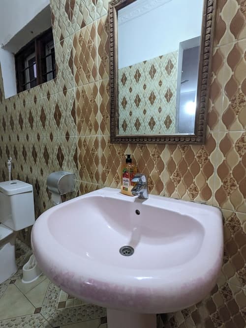 ndeni house paje, Room