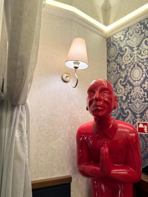 Oasis Inn Budapest, Reception