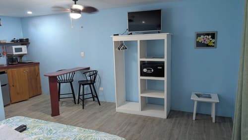 Peace of Paradise, Room