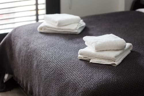 12 Reasons Why Metaxourgeio, Room