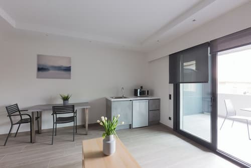 12 Reasons Why Metaxourgeio, Private kitchenette