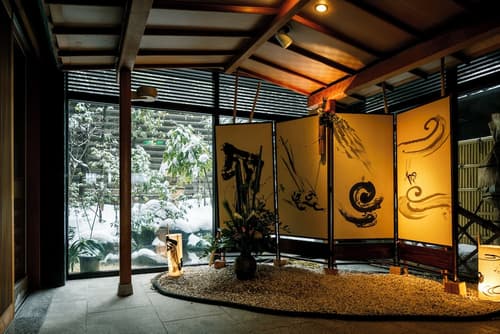 Hatori, Interior entrance