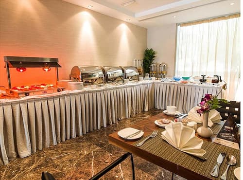 Executive Suites, Dining