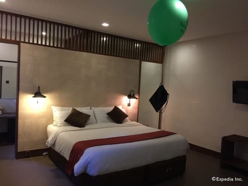 The Funny Lion, Room