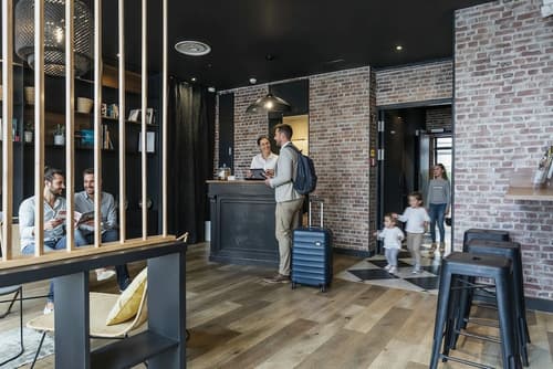 Hotel SUB, Reception