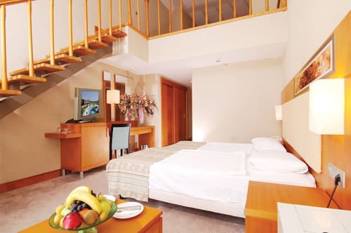 Crystal Prestige Pearl Collection, Room