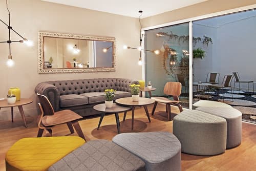 One Shot Colón, Lobby sitting area