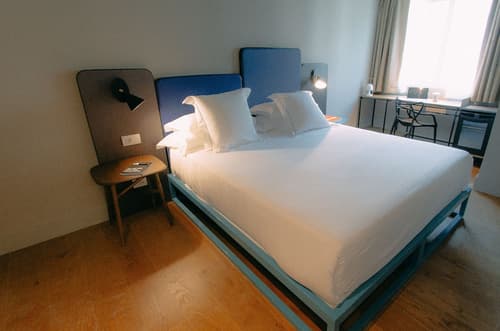 One Shot Colón, Room