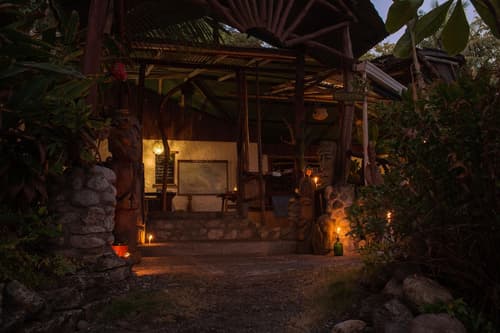 La Leona Eco Lodge, Interior entrance