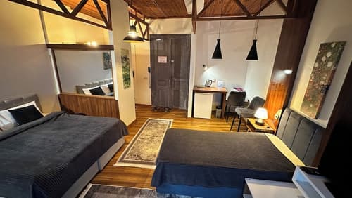 New Pera, Primary image