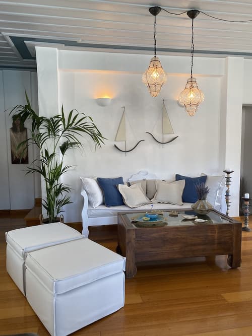 Niriedes Hotel, Reception