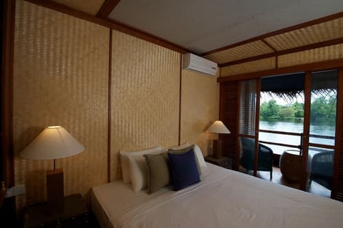 Yathra Houseboat, Room