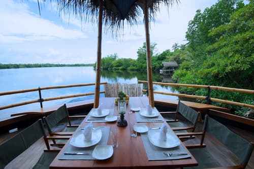 Yathra Houseboat, Dining