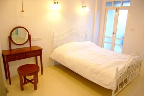 Roof View Place, Room