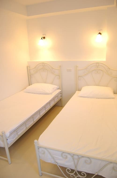 Roof View Place, Room