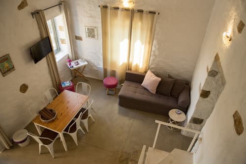 Afentiko Pigadi, Room