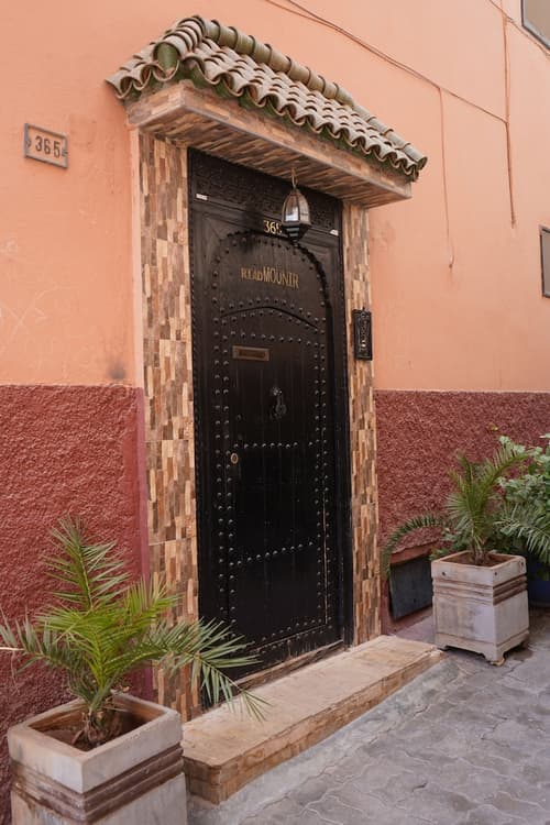 Riad Mounir, Exterior