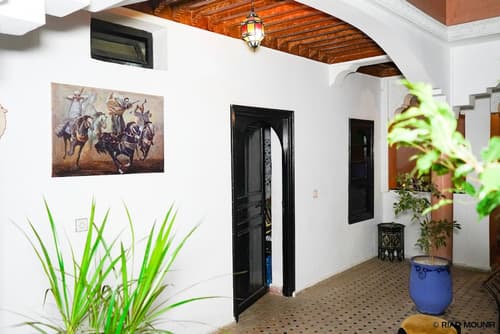 Riad Mounir, Front of property