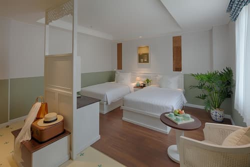 Au Lac Charner Hotel, Room